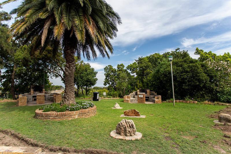 To Let 1 Bedroom Property for Rent in Loevenstein Western Cape